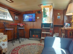 Smart-TV, Kamin, Bücher, Stereoanlage