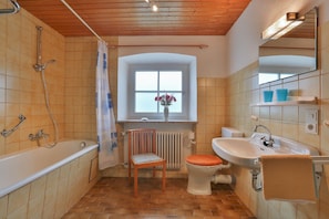 Badekar, hårtørrer, håndklæder