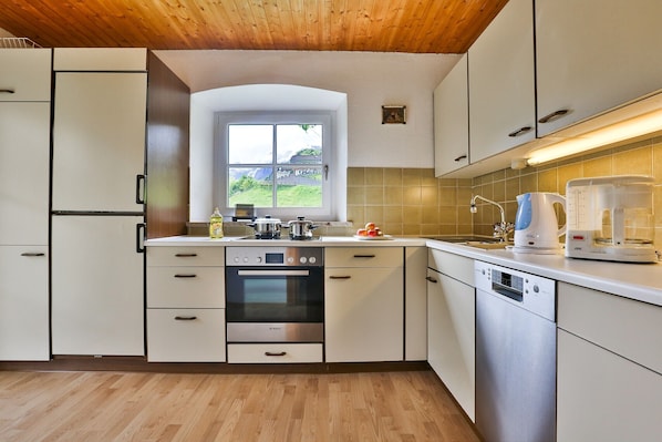 Køleskab, ovn, kogeplade, opvaskemaskine