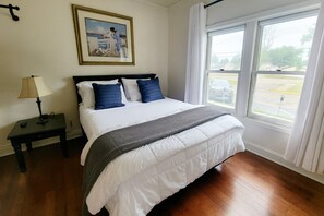 4 slaapkamers, een bureau, een strijkplank/strijkijzer, gratis wifi