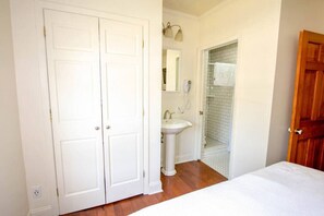 4 habitaciones, escritorio, tabla de planchar con plancha y wifi gratis 