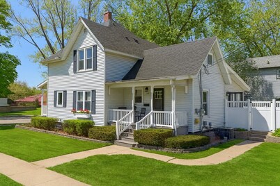 Field House | Game Room | DOWNTOWN Dells | Basketball Court| Arcade