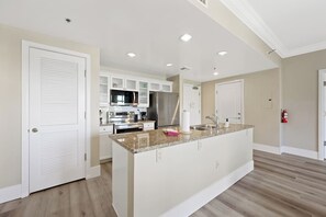 ثلاجة، ميكروويف، فرن، موقد طهي مسطح