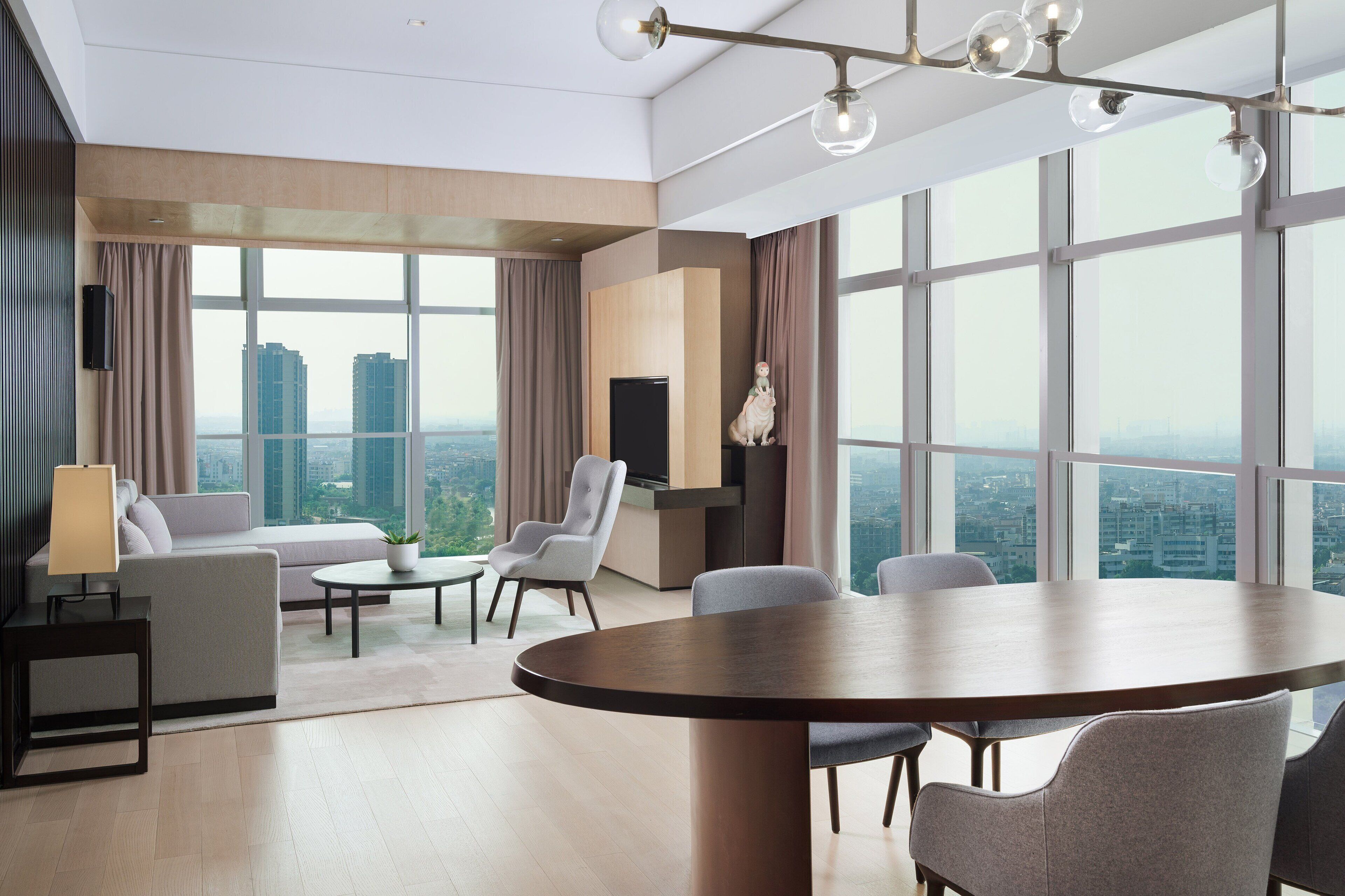 行政套房, 1 张特大床, 城市景观 | 客厅 | 电视、书