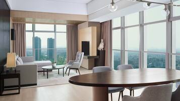 Suite ejecutiva, 1 cama King size, vista a la ciudad | Sala de estar | Televisión y libros