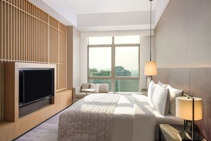 Club Suite, 1 King Bed, Smoking, City View