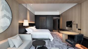 Minibar, caja de seguridad en la habitación y escritorio