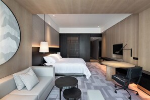 Minibar, värdeförvaringsskåp på rummet och skrivbord