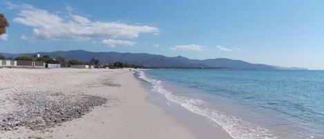 Sulla spiaggia, lettini da mare