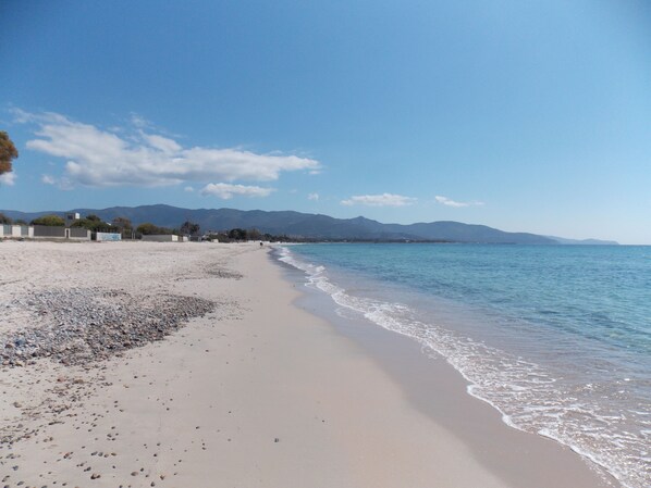 En la playa, sillas reclinables de playa