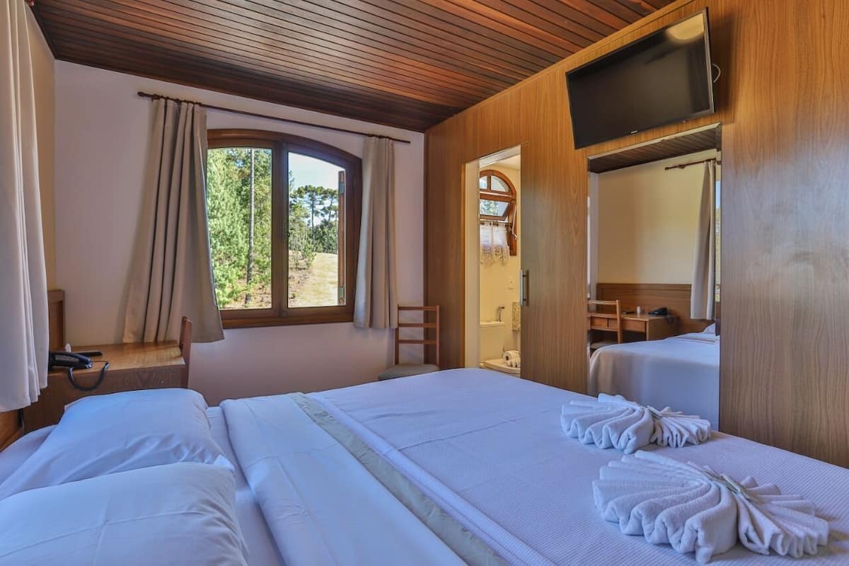 Habitación básica | Escritorio, tabla de planchar con plancha, wifi gratis y ropa de cama