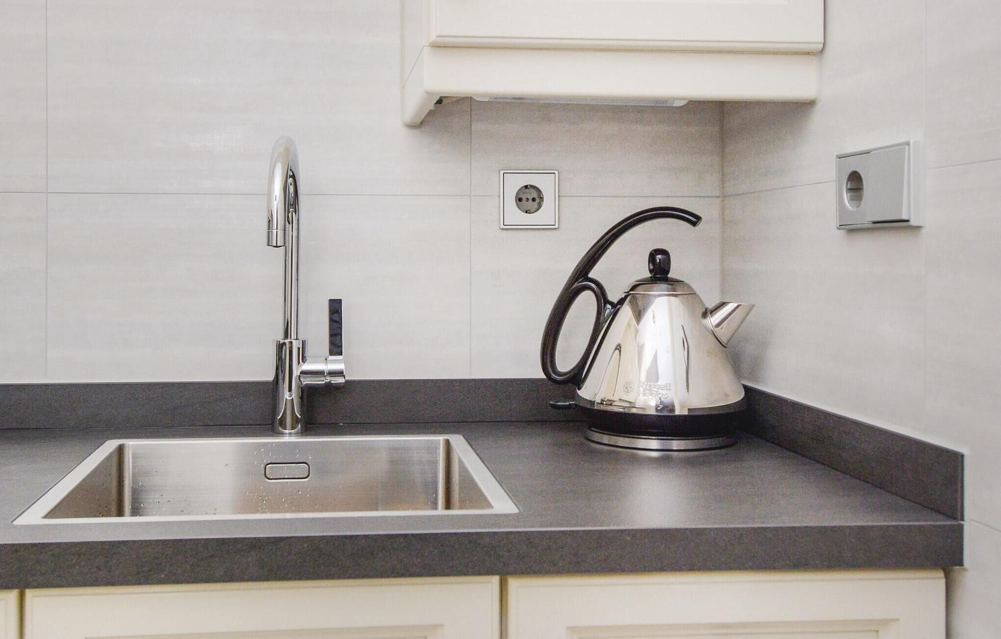 Een koelkast, een kookplaat, een vaatwasser