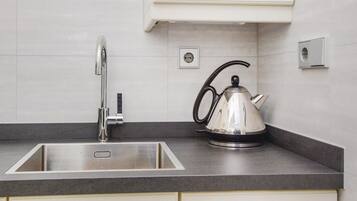 Een koelkast, een kookplaat, een vaatwasser