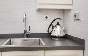 Een koelkast, een kookplaat, een vaatwasser