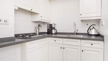 Een koelkast, een kookplaat, een vaatwasser