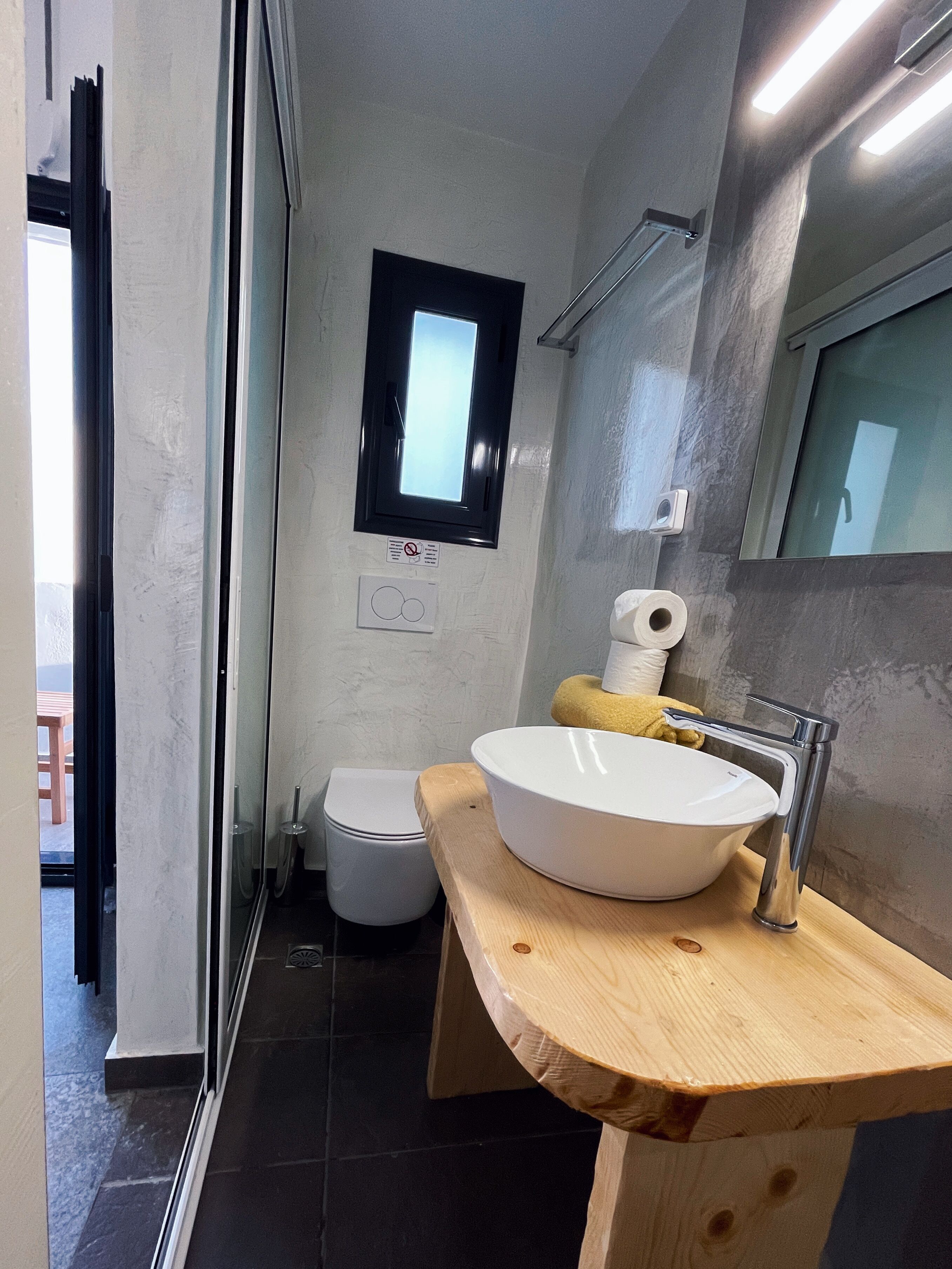 shower, rainfall showerhead, free toiletries, hair dryer