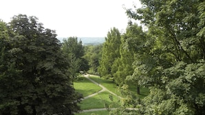 A park with a paved path and dense greenery. - Appartemens Haus Maria Anna (Bad Ems)