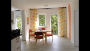 Classic-Apartment, barrierefrei, Raucher | Wohnbereich | Flachbildfernseher
