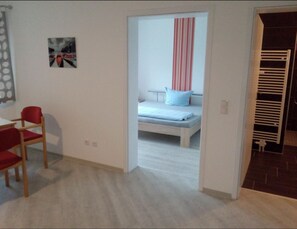 1 Schlafzimmer, hochwertige Bettwaren, Schreibtisch