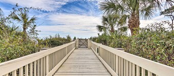 Walk to Bars & Shops: Resort Condo in Hilton Head!