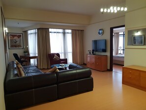 家庭公寓, 2 間臥室 | 客廳 | 平面電視、乒乓球設施