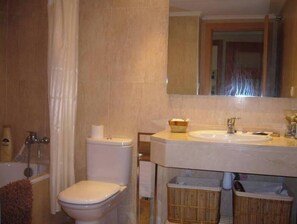 Badewanne, Haartrockner, Handtücher