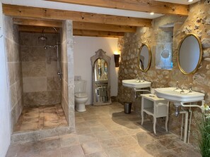 Shower, hair dryer, towels, toilet paper - Near Uzes. character property in an old sheepfold. private pool. (Saint-Chaptes)