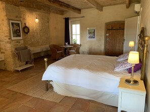 4 bedrooms, in-room safe, iron/ironing board, free WiFi - Near Uzes. character property in an old sheepfold. private pool. (Saint-Chaptes)