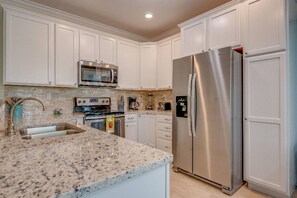 Jääkaappi, mikroaaltouuni, uuni, liesi