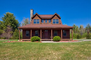 A two-story log cabin with a prominent chimney, a front porch, and a well-maintained lawn. - TOP RATED SKI LODGE / HOT TUB / MOUNTAIN VIEWS (Wilmington)