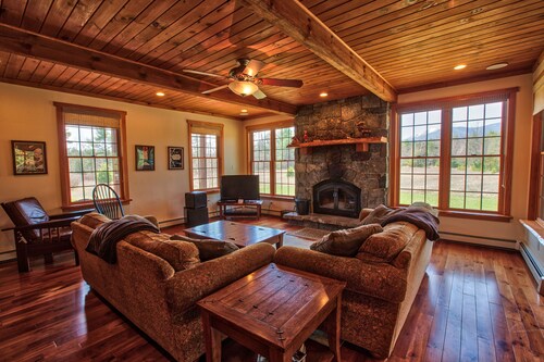 TOP RATED SKI LODGE / HOT TUB / MOUNTAIN VIEWS