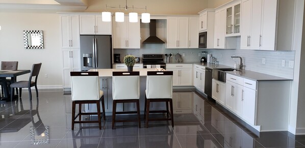 Refrigerador, microondas, horno y lavavajillas 