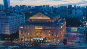 A large, historic building with a prominent central dome and multiple stories, surrounded by modern high-rise buildings. - Santa Fe by BA Tango Apartments (Buenos Aires)