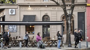 An outdoor seating area with tables and chairs, a building with ornate architecture in the background, and a street lamp. - Santa Fe by BA Tango Apartments (Buenos Aires)