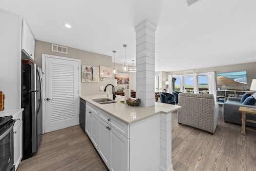 1st Floor End Unit! Pet Friendly! Amenity Access included! Panoramic Water/Beach Views!