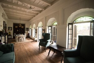 Classic Room, 1 King Bed | Living area