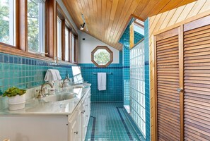 Articles de toilette gratuits, sĂšche-cheveux, serviettes fournies