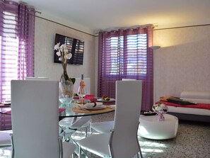 Dining - Charming 3BR House in Quiet Area, Near Beach & Shops, A/C, Terrace, BBQ, Parking, WiFi - Fréjus (Fréjus)