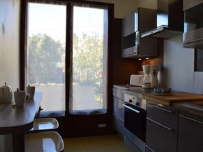 Fridge, microwave, oven, stovetop - Charming 3BR House in Quiet Area, Near Beach & Shops, A/C, Terrace, BBQ, Parking, WiFi - Fréjus (Fréjus)