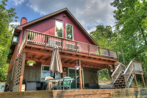 Lakefront on the quiet side of main lake!