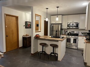 Réfrigérateur, four à micro-ondes, un four, surface de cuisson