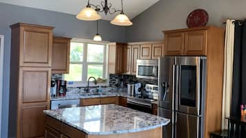 Kjøleskap, mikrobølgeovn, ovn og kokeplater