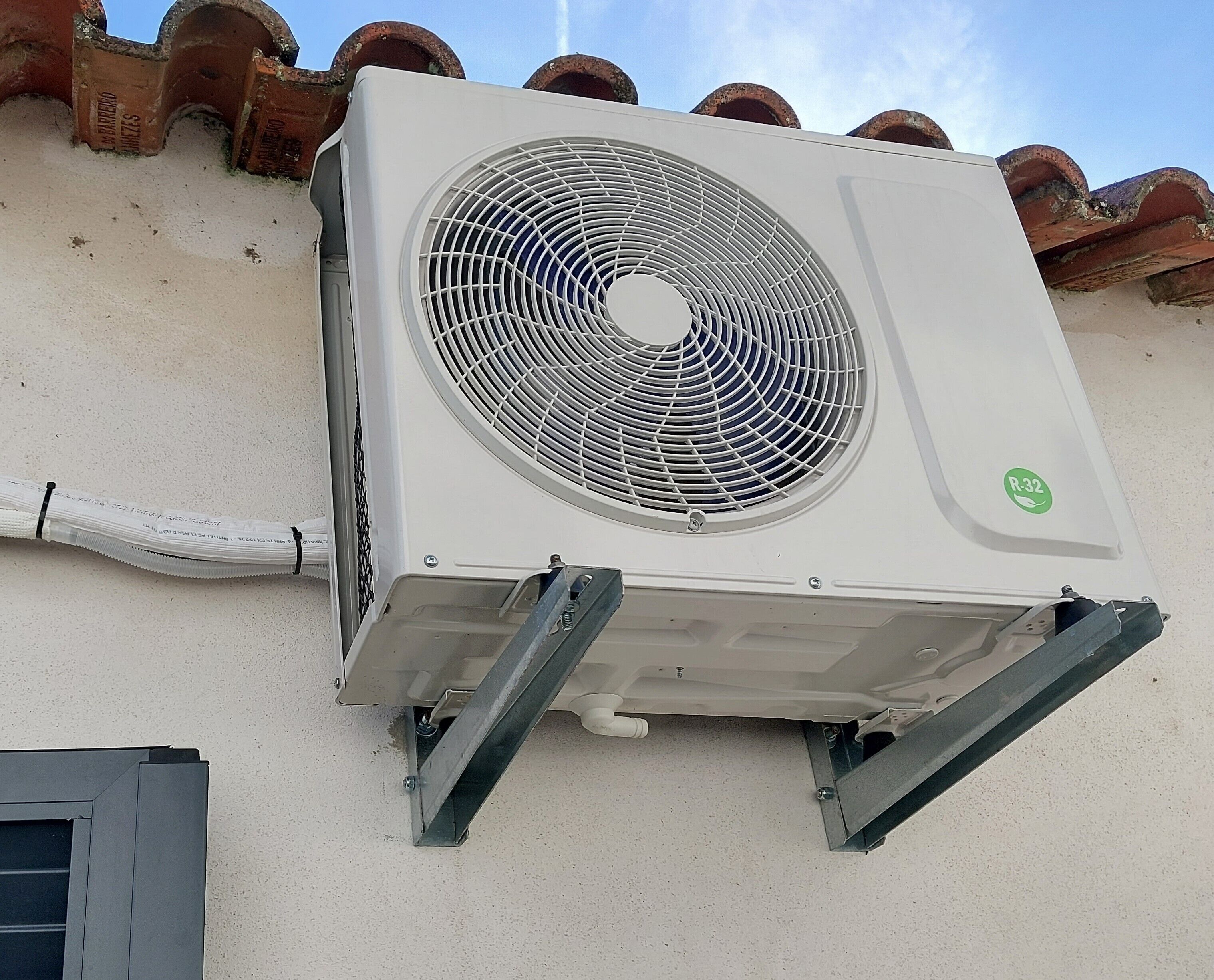 Eine Klimaanlage an der Außenwand eines Gebäudes.