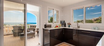 Executive 5 sovrum Luxury Villa med havsutsikt och uppvärmd saltvattenpool 