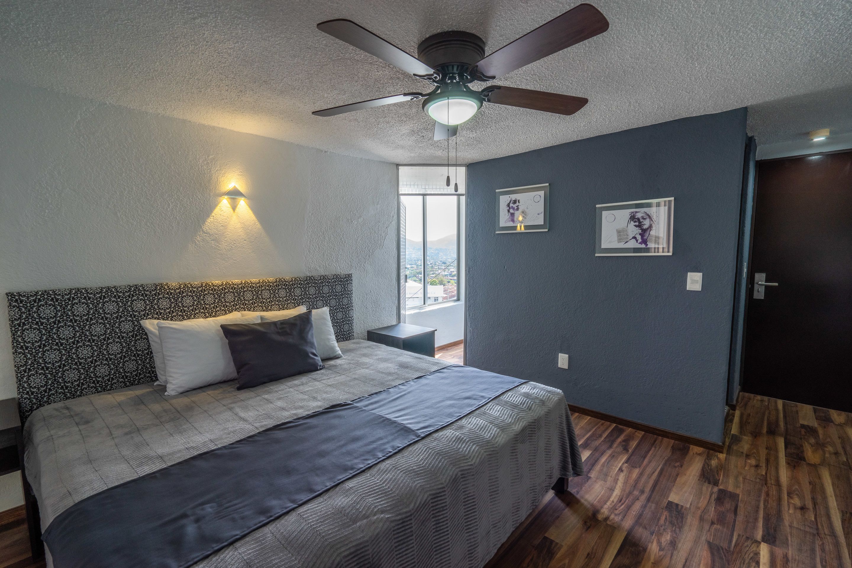 Escritorio, wifi gratis y ropa de cama 