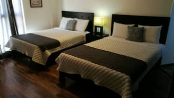 Escritorio, wifi gratis y ropa de cama