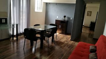 Escritorio, wifi gratis y ropa de cama