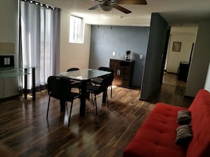 办公桌、免费 WiFi、床单