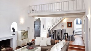 Fernseher, Kamin, Bücher, Stereoanlage