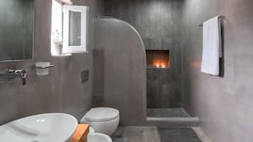 Dusche, Haartrockner, Bidet, Handtücher